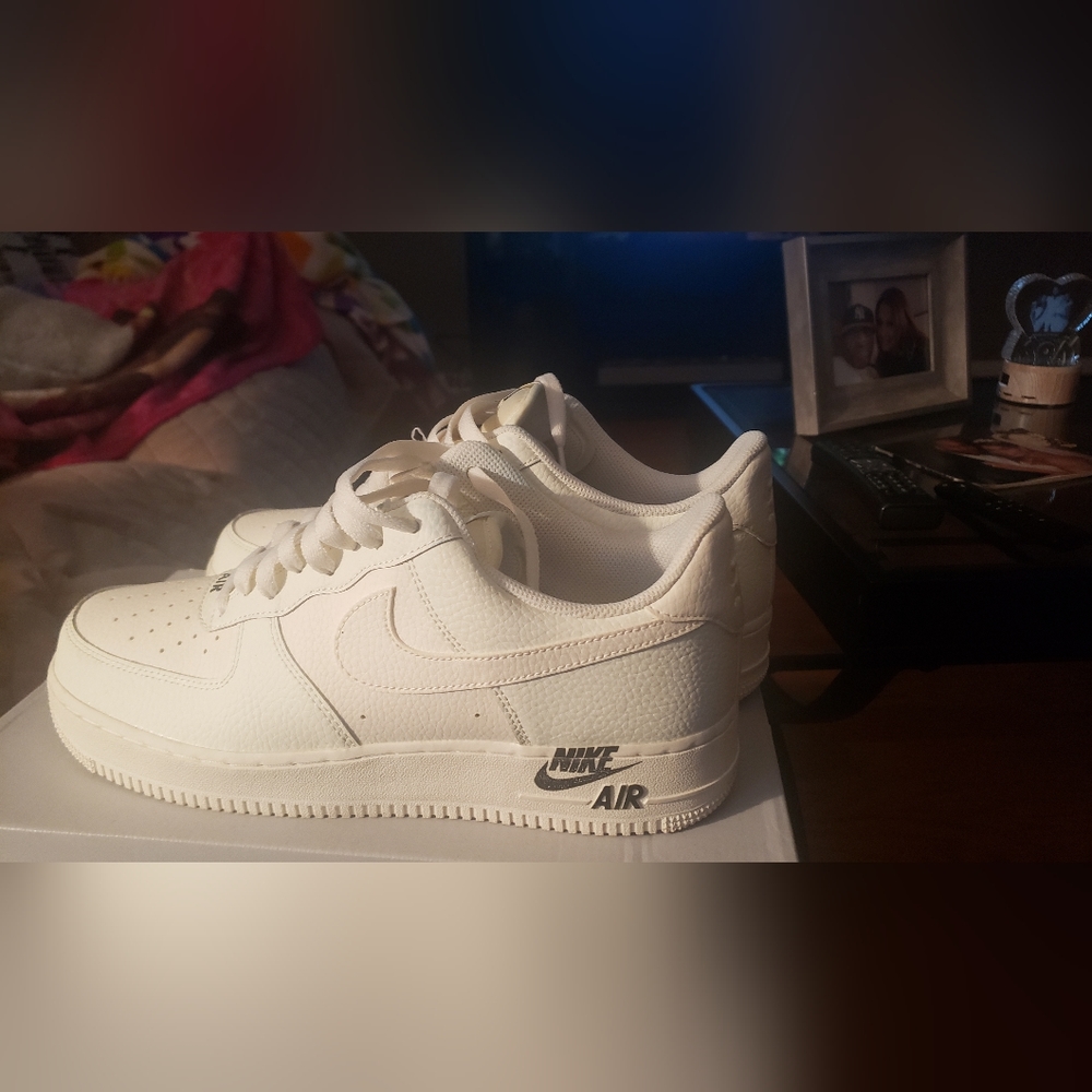 Nike Air Force 1 '07 Leather Low Sneakers Mens Size 10 Womens size 11.5 White